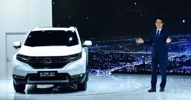 作為全球最暢銷的SUV， CR-V創(chuàng)造了無(wú)數(shù)個(gè)奇跡。撇開(kāi)全球不說(shuō)，從2004年CR-V被引進(jìn)到中國(guó)市場(chǎng)以來(lái)，就開(kāi)拓了城市SUV市場(chǎng)，開(kāi)啟了國(guó)內(nèi)高品質(zhì)SUV生活潮流。進(jìn)取之路永不停止，就在此次上海車展期間，東風(fēng)本田CR-V也終于迎來(lái)了全新?lián)Q代，實(shí)現(xiàn)了從內(nèi)到外的全面革新。
